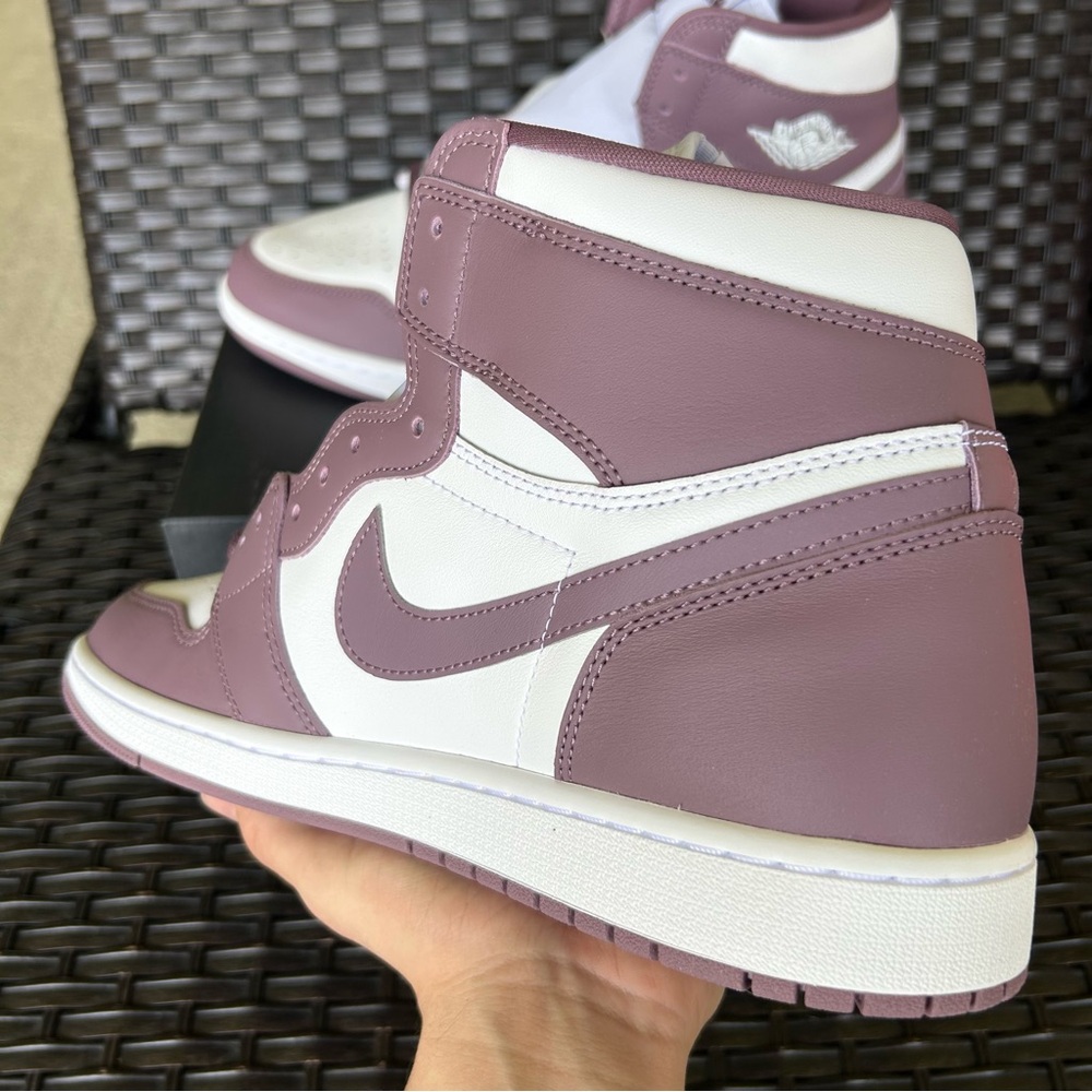 AIR JORDAN 1 RETRO OG HIGH MAUVE Size 13 - Picture 4 of 5